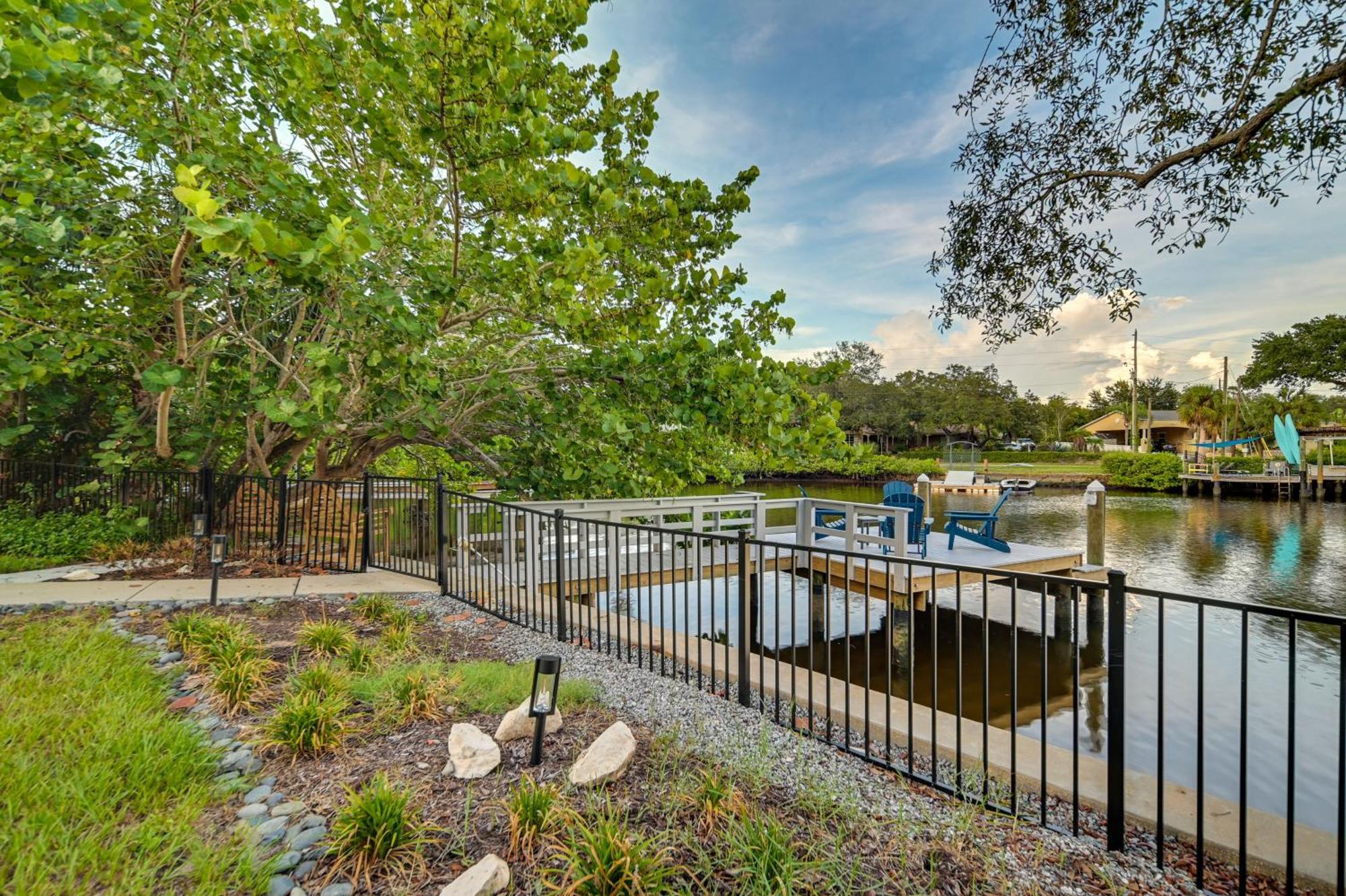 Pet-Friendly Waterfront Home - 2 Mi To Beach! 타폰스프링스 외부 사진